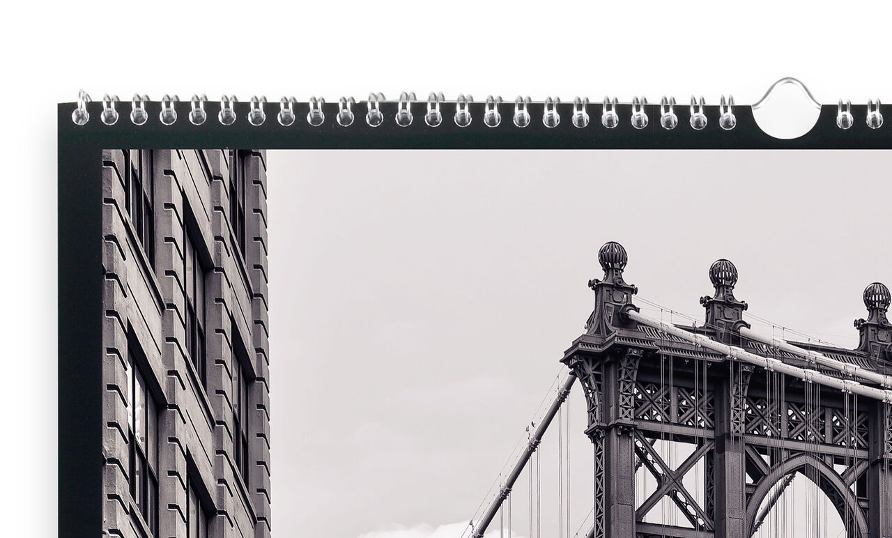 Kvalitný CEWE fotokalendár s čiernobielou fotografiou Brooklynského mosta a budovy v popredí.