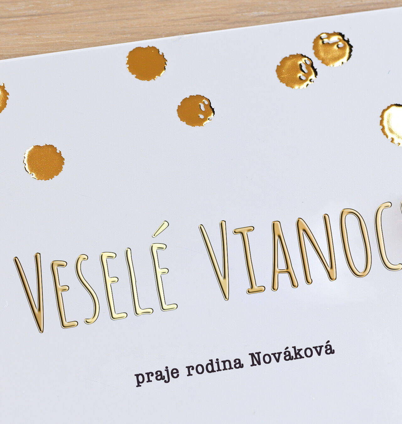 Vianočná pohľadnica so zlatými akcentmi a sviatočným nápisom.