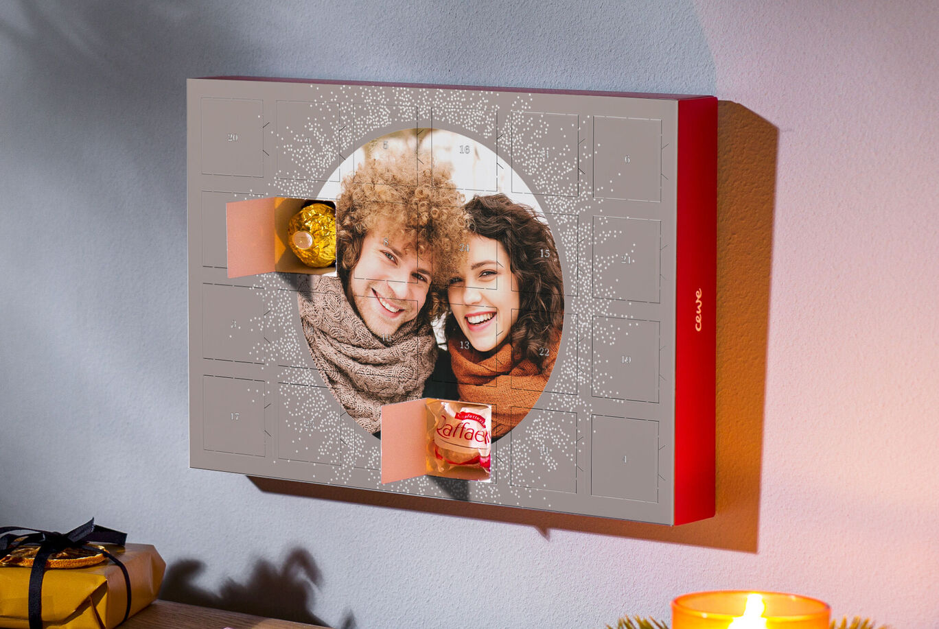 Adventný kalendár s fotografiami a čokoládovými prekvapeniami.