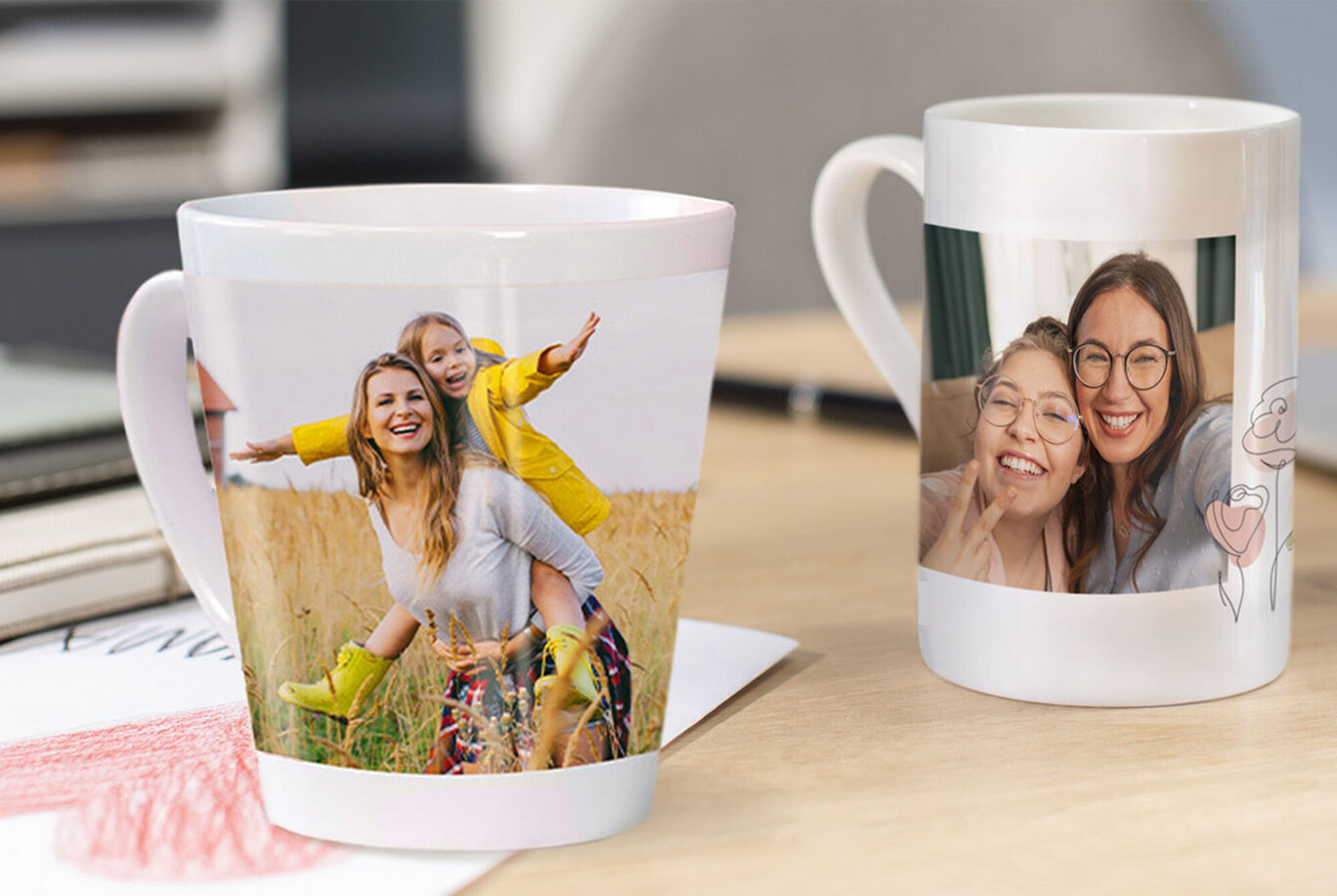 Dve šálky s farebnými obrázkami, jedna zobrazuje mamu s deťmi v záhrade a druhá je personalizovaná fotkou.