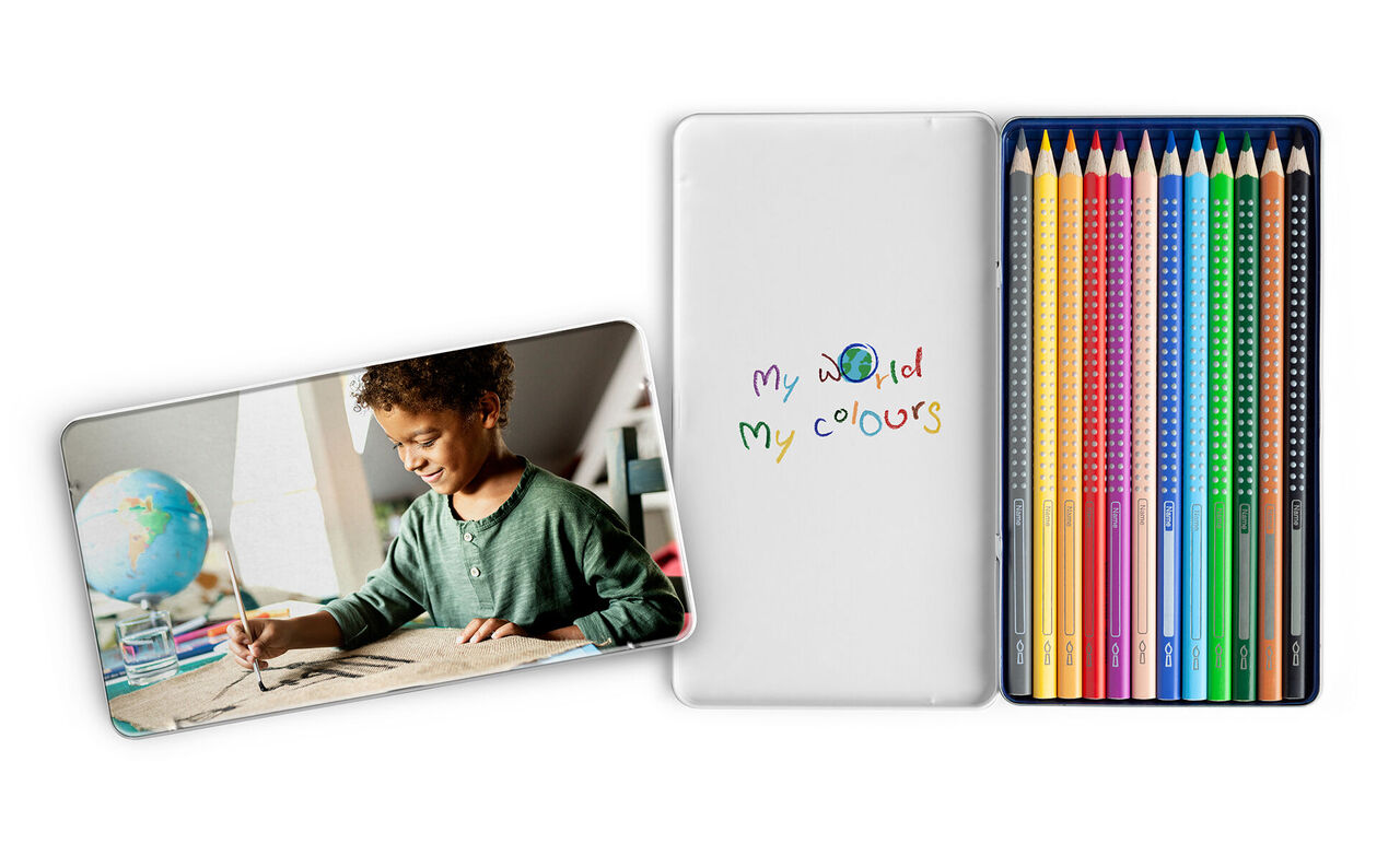 Dieťa kreslí farebnými ceruzkami. Vpravo sú ceruzky a zápisník s názvom "my world my colours".