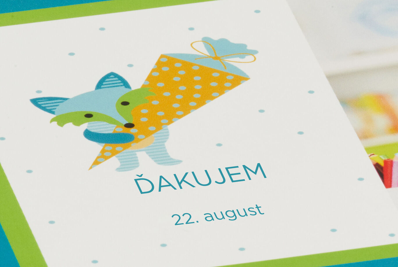 Farebná karta s veselou líškou a darčekom. Text: 'Danke' a '22. August'.