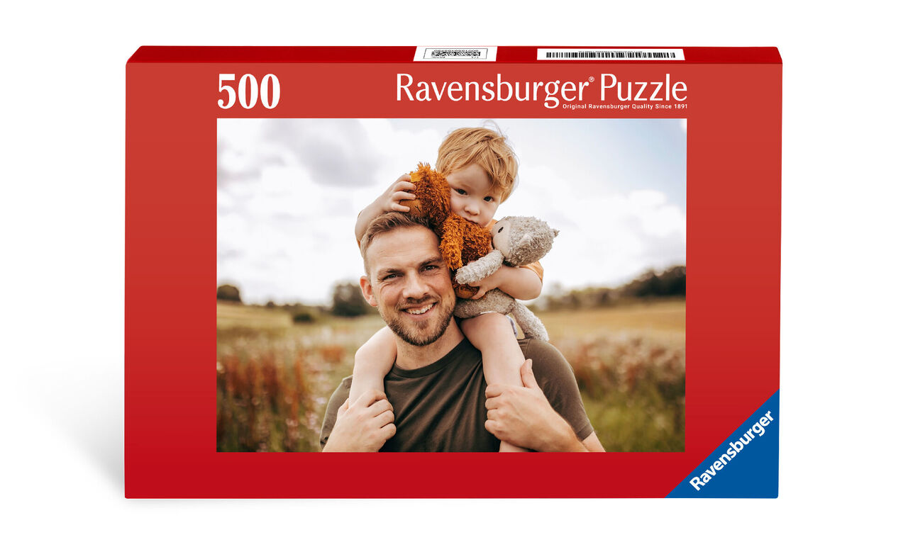 Puzzle Ravensburger so 500 dielmi, ktoré zobrazuje nádhernú scénu. Dospelý nesie dieťa na pleciach, obklopení prírodou a kvetmi. Perfektné pre spoločné chvíle radosti.