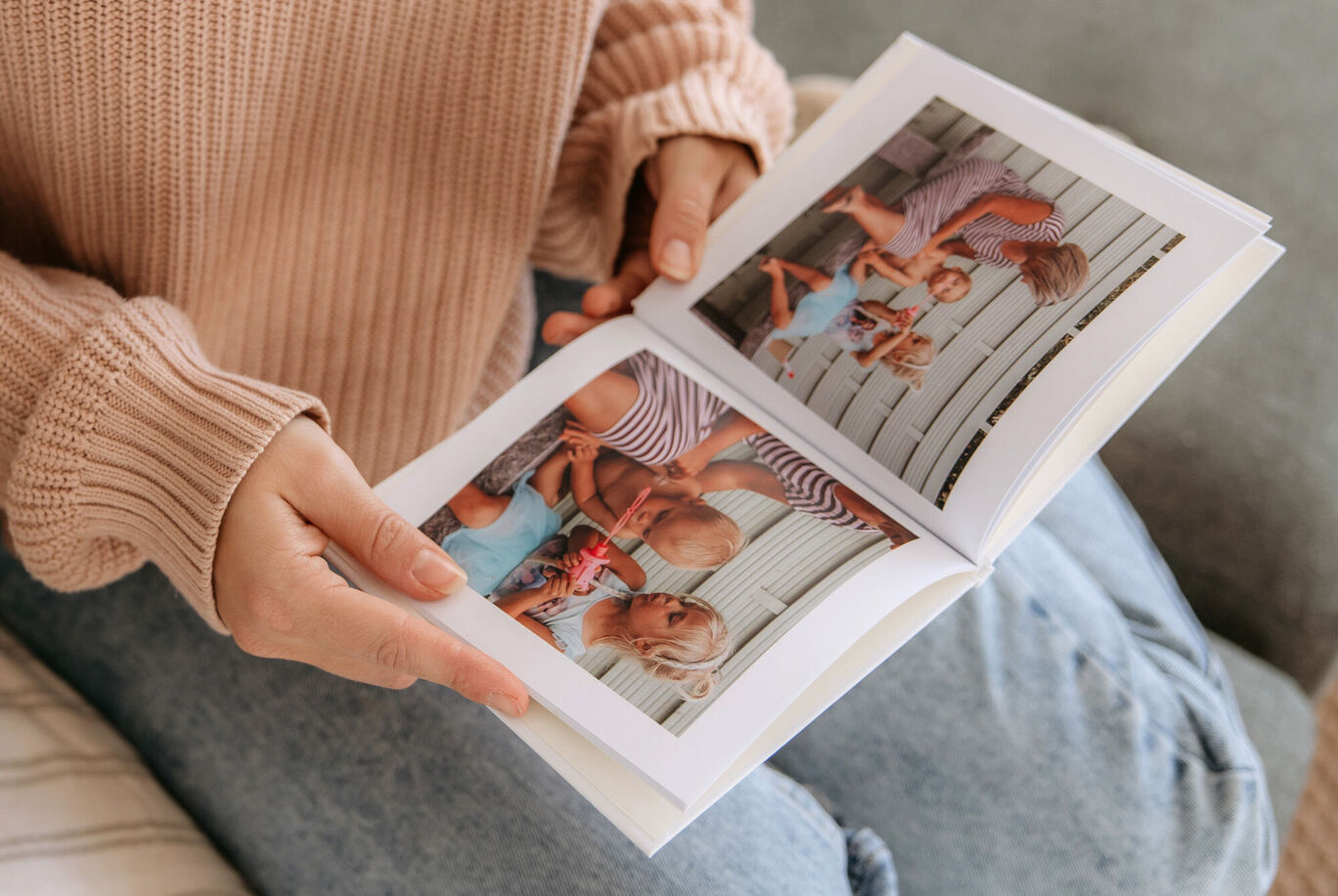 Dve fotografie v CEWE fotoknihe, dieťa s radosťou počas hry.