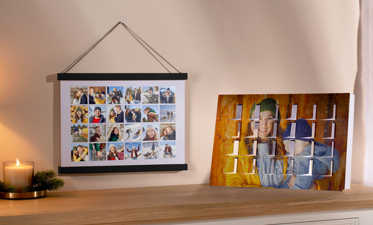 Dve fotografie na stole, jedna s množstvom fotografií, druhá je rámček na vytváranie s voľnými miestami.