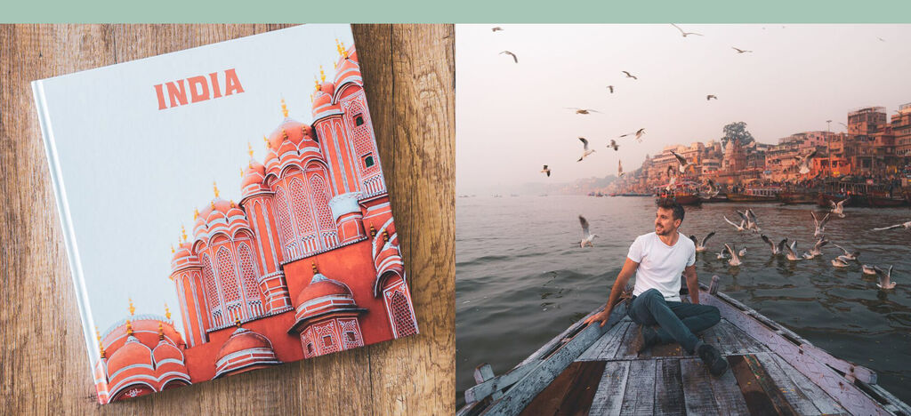 Fotka CEWE fotoknihy s názvom "INDIA" a mužom sediacim na lodi na Gange, obklopeným čajkami.