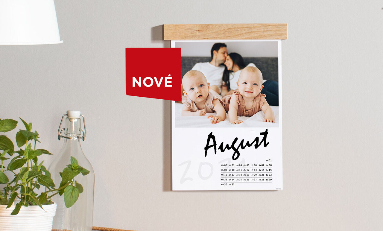 Kalendárový list na august s dvomi malými deťmi na zemi, tvorivé domáce prevedenie