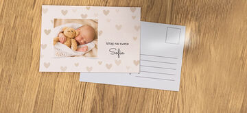 Jemná, personalizovaná CEWE pohľadnica s bábätkom spiace s medvedíkom.