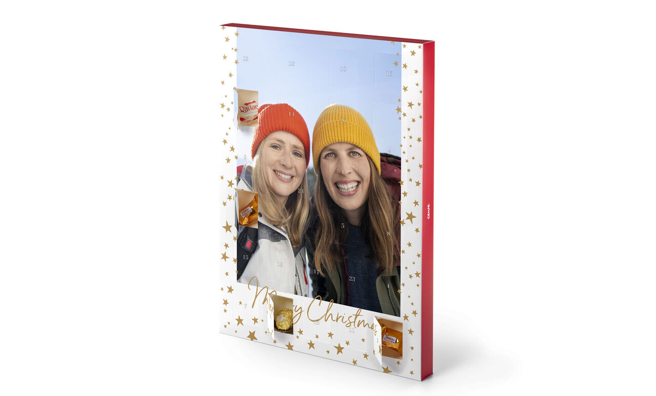 Vertikálny adventný kalendár s pralinkami Ferrero a fotografiou priateľov.