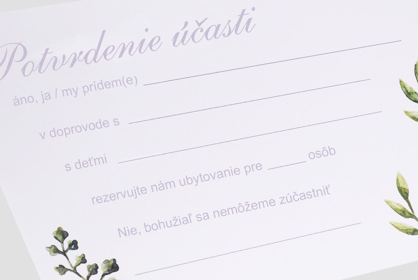 Pozvánková karta s fialovým textom a motívmi rastlín, miesto pre mená a hostí.