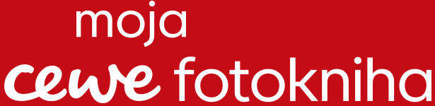 Logo CEWE FOTOKNIHA zobrazuje nápis 'moja' nad textom 'cewe fotoknihy' na červenom pozadí v priateľskom dizajne