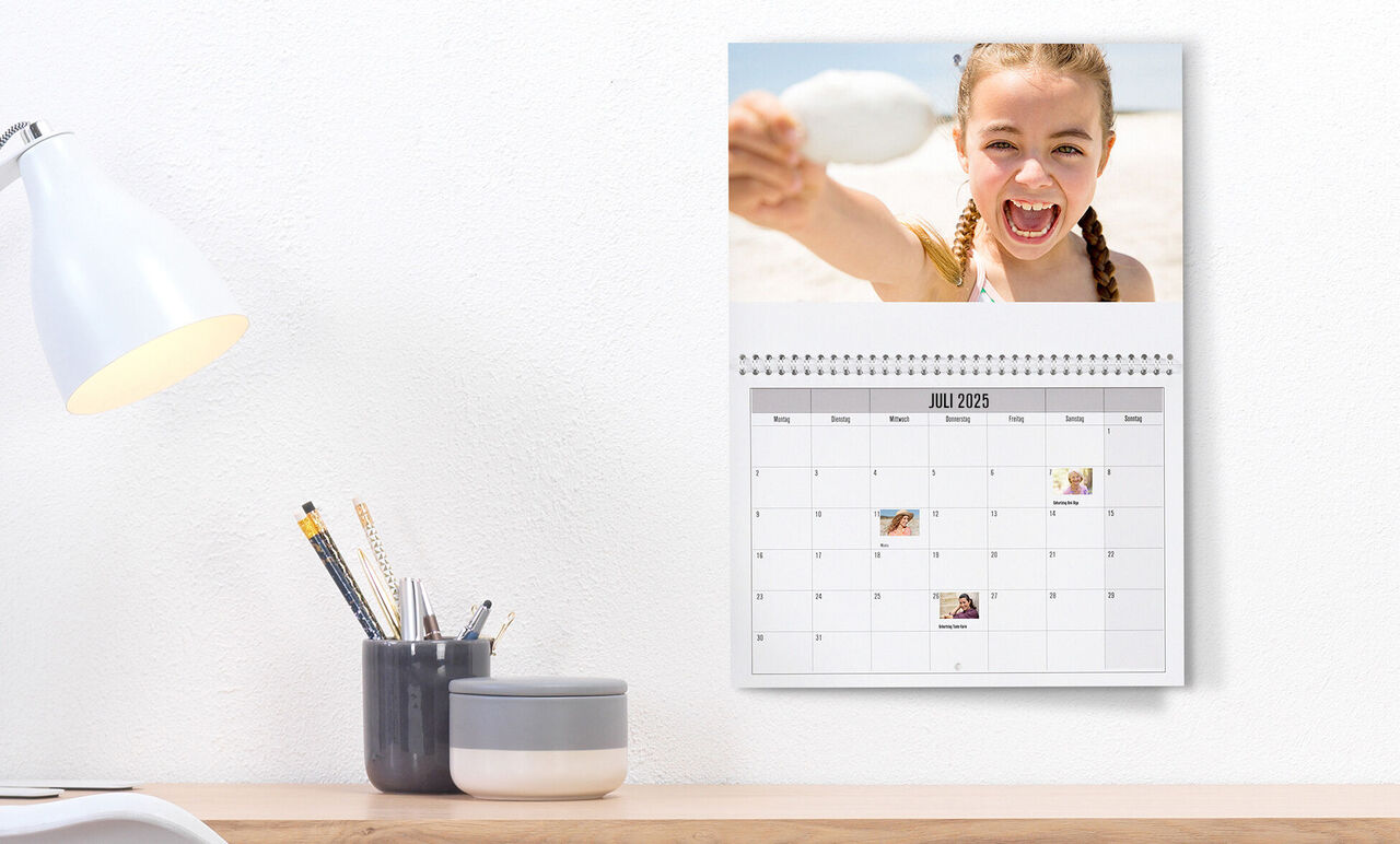 Osobný nástenný kalendár s fotografiami a poznámkami na júl 2023.