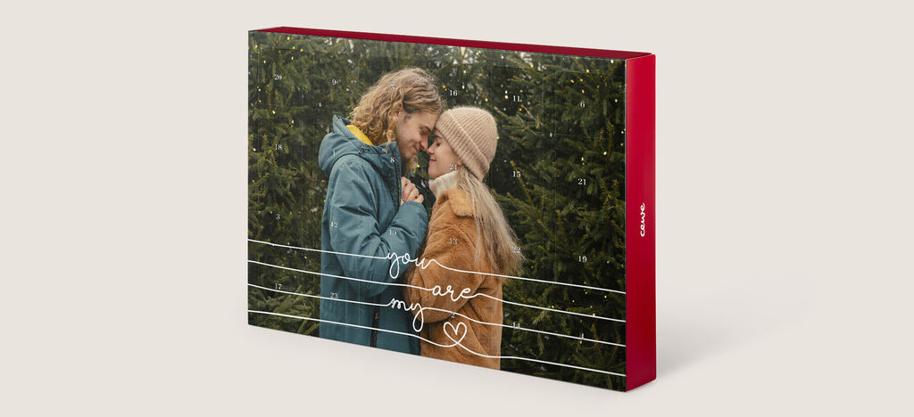 Nádherná fotokniha s kreatívnym dizajnom obalu na neutrálnej ploche.