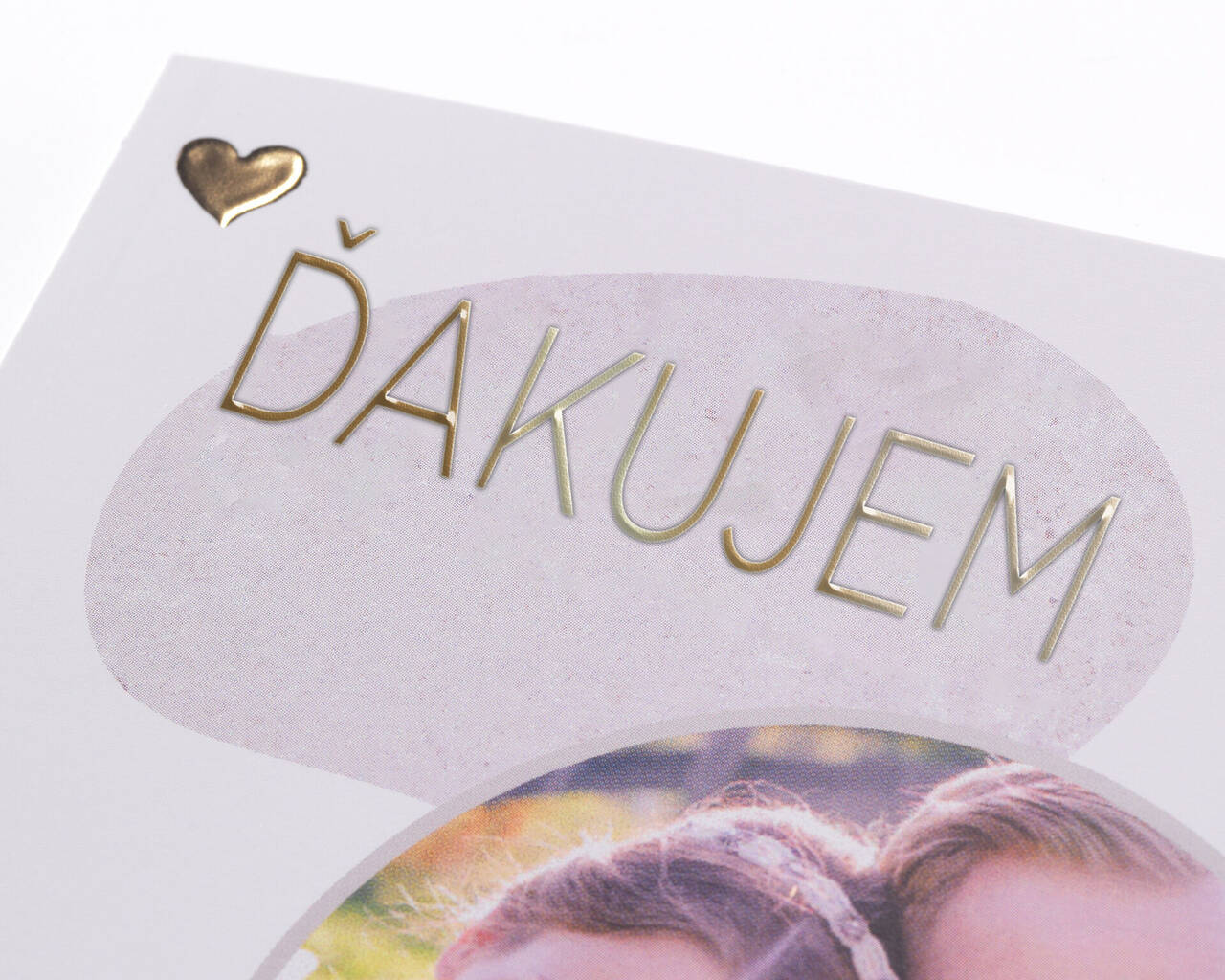 Šťastný darček s nápisom „Děkuji“ a symbolom v tvare srdca.