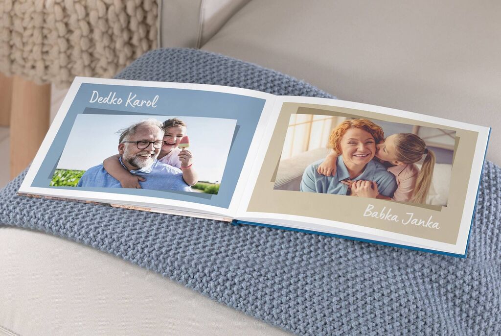 Otvorená fotokniha s láskyplnými spomienkami. Dve fotky ukazujú šťastných ľudí. CEWE FOTOKNIHA.