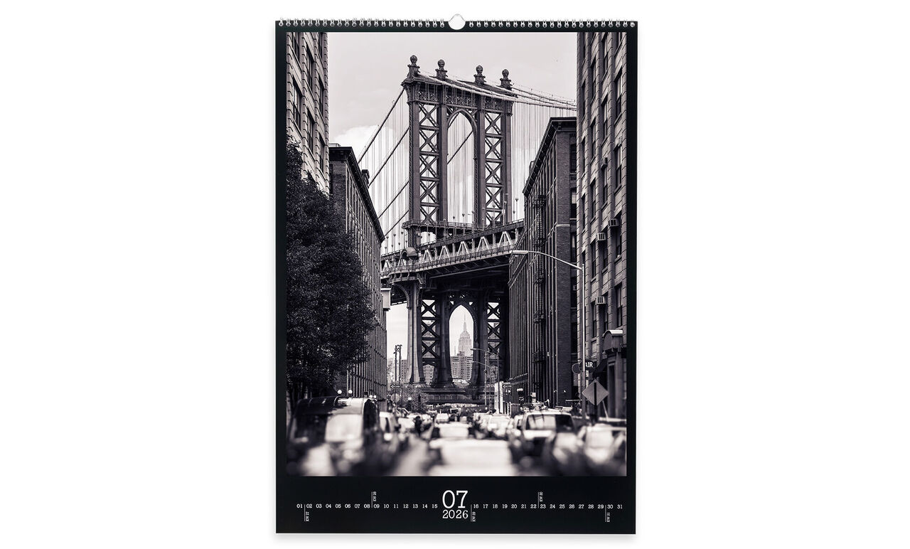 Monochromatický závesný obraz s mestským pohľadom na Manhattan Bridge v New Yorku.