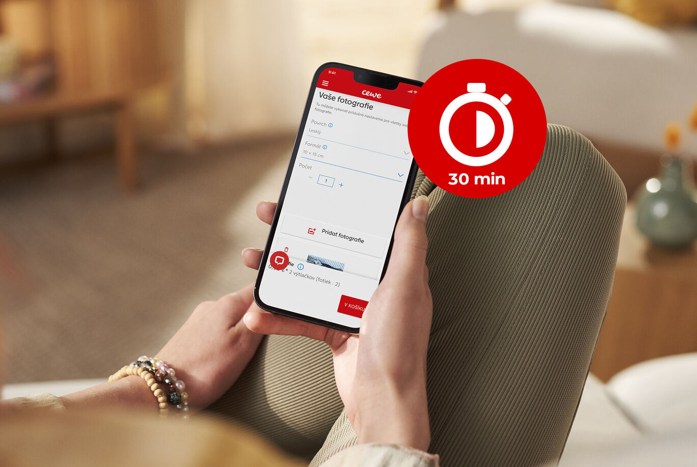 Smartfón ukazuje výber CEWE fotoproduktov s časovačom na 30 minút