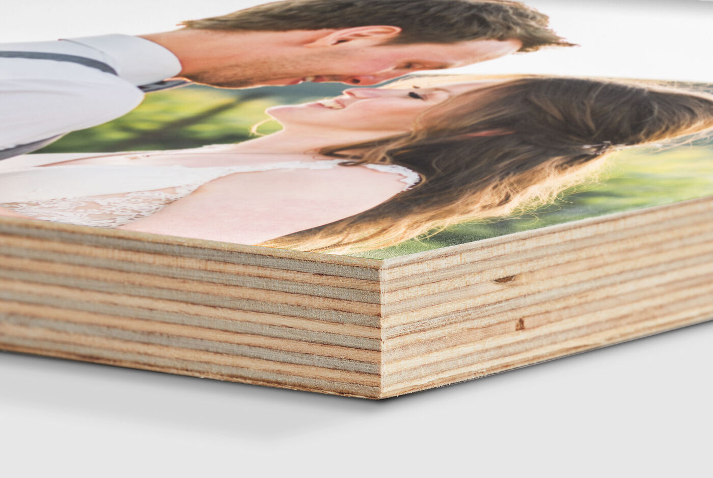 Detailný záber CEWE fotoknihy so šťastným párom na obale, ktorí sa usmievajú