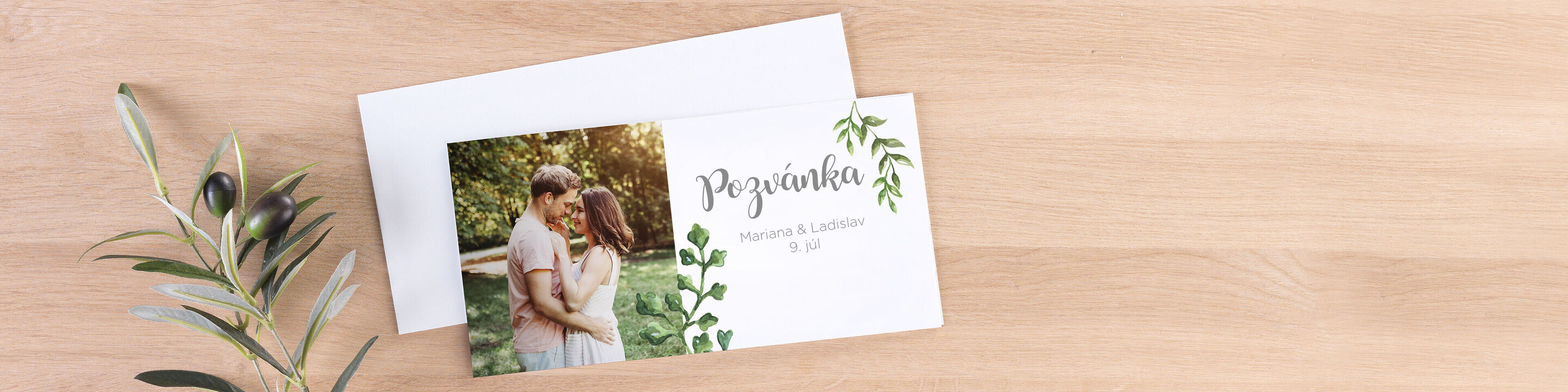 Krásna svadobná pozvánka s fotkou páru v prírode a romantickým textom.