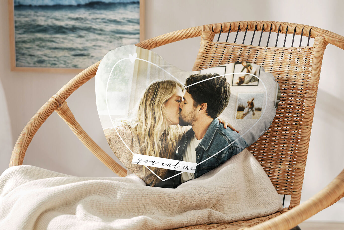 Vankúš v tvare srdca s fotkou páru a textom 'you and me' na stoličke, v útulnej atmosfére.