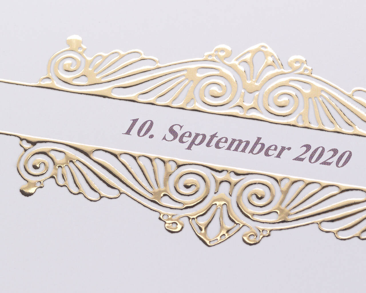 Elegantný zlatý rám s jemnými vzormi a dátumom 10. september 2020
