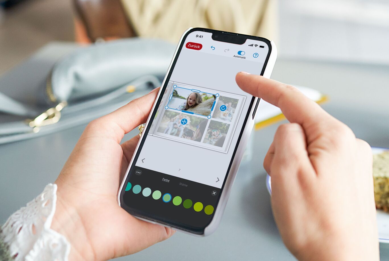 Osoba upravuje CEWE fotoknihu na smartfóne a vyberá fotografie.