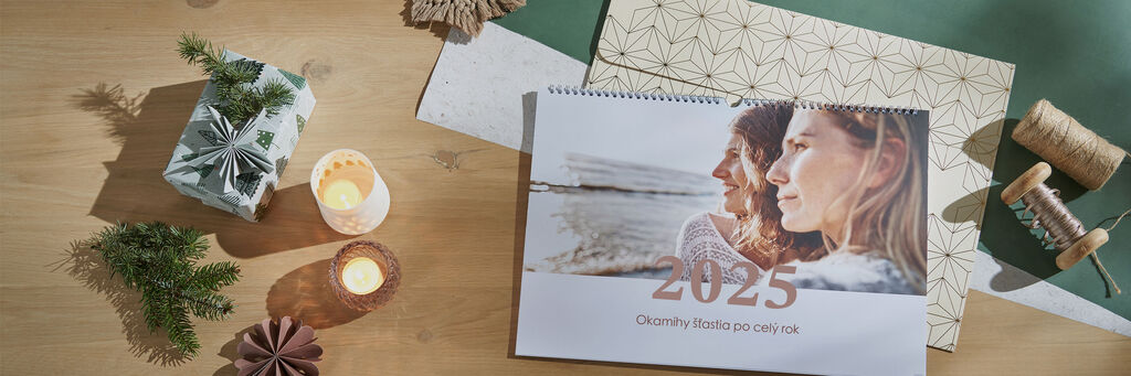 CEWE Fotokalendár s rokom 2025 na stole s dekoráciami.