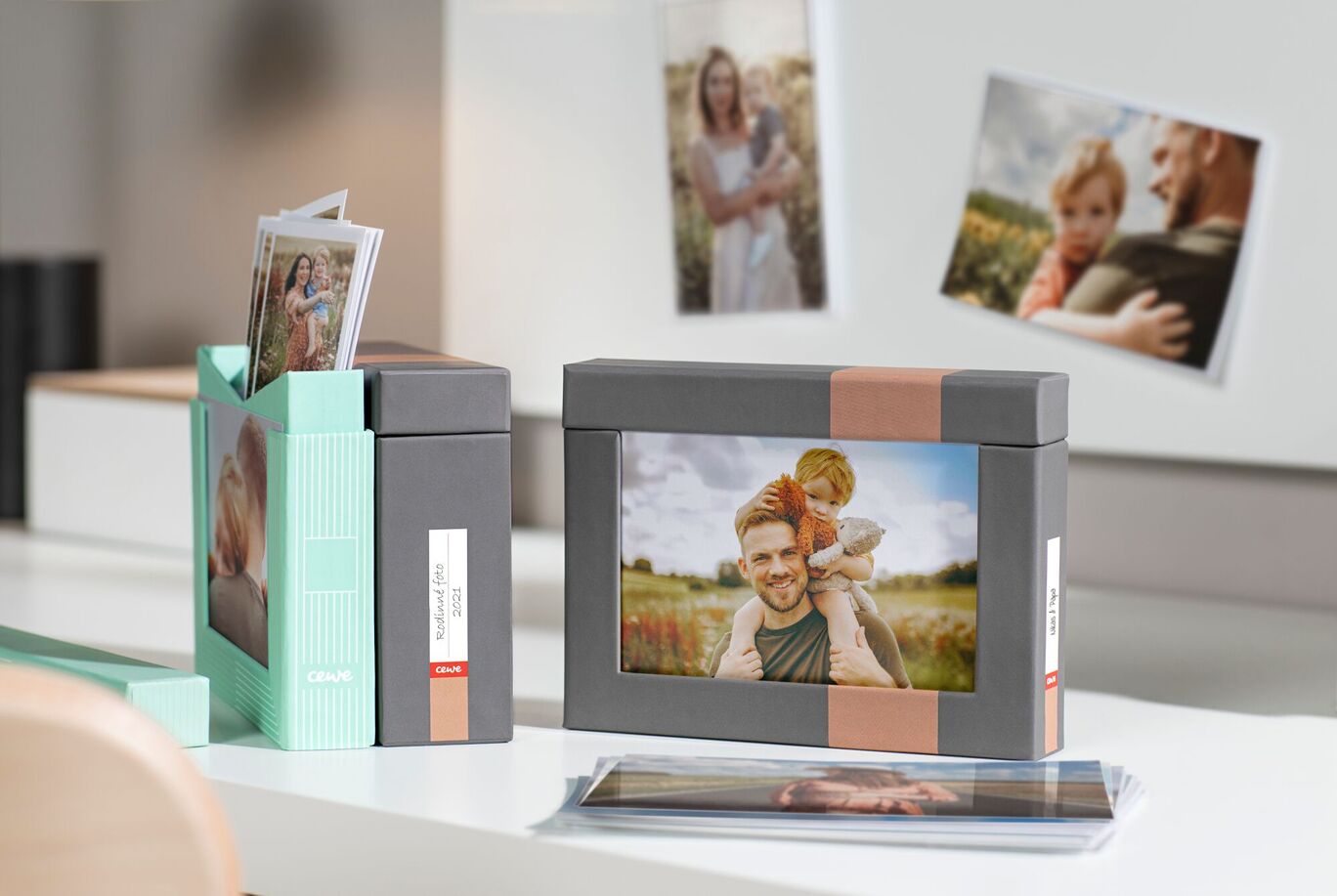 Dve starostlivo vytvorené fotoboxy s fotkami šťastných spomienok v svetlej miestnosti