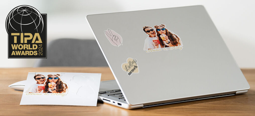 Laptop so samolepkami a narodeninovou kartou, práve vytvorené spomienky