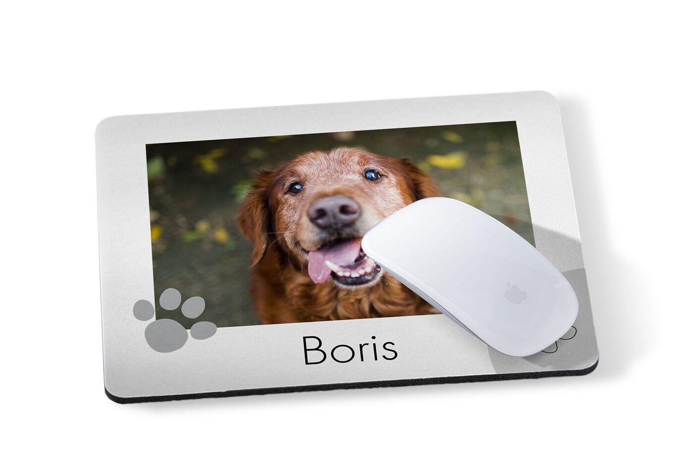 Podložka pod myš s fotografiou psa a grafikou. Je na nej myš.