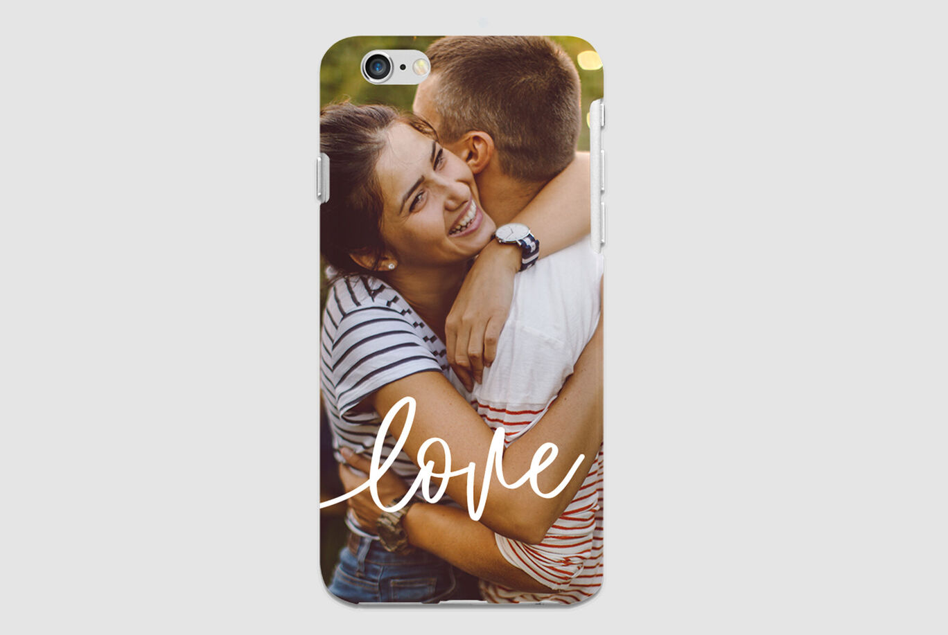 Šťastný pár sa objíma na obale na smartfón s nápisom "love".