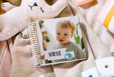 Farebná fotokniha na deke s hračkou, personalizovaná menom NIKAS.