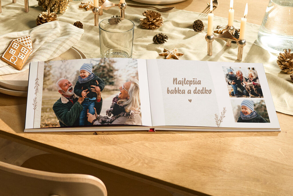 Fotokniha CEWE ukazuje šťastnú rodinu so starými rodičmi a vnúčatami. Spoločne prežívajú krásne chvíle.