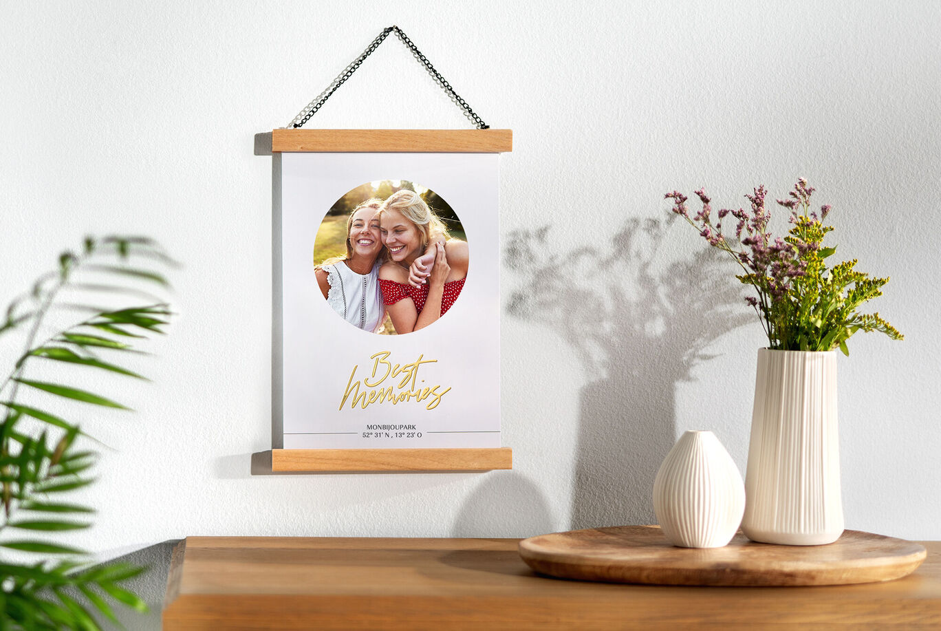 Úžasný nástenný obraz so šťastnými chvíľami dvoch ľudí, ktorí sa objímajú.