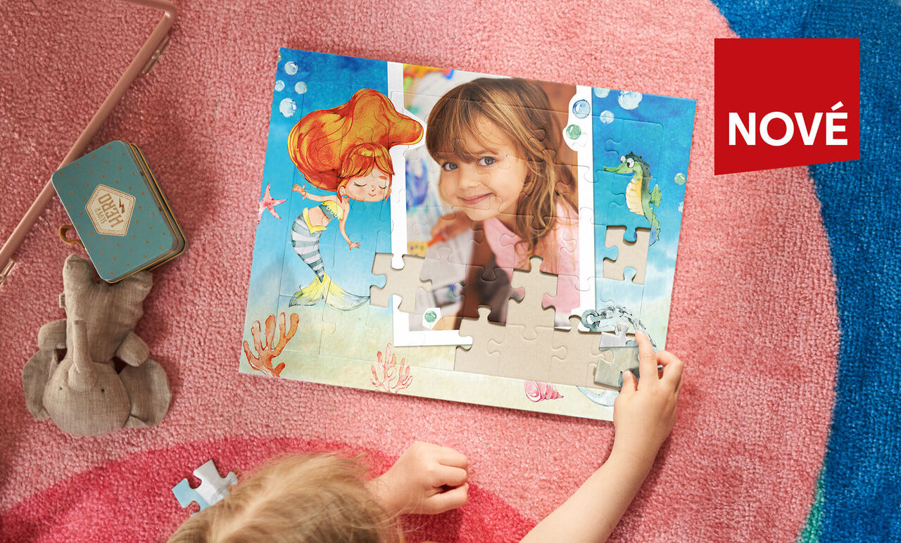 Dieťa skladá puzzle s motívom pestrofarebných morských panien.