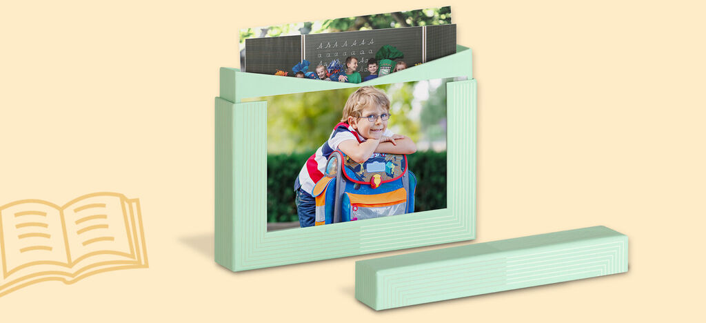 Starostlivo navrhnutá CEWE fotokniha s farebnou fotografiou detí hrajúcich sa vonku.