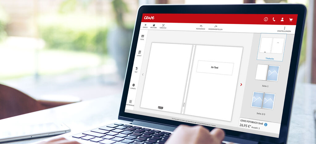 Osoba online vytvára CEWE fotoknihu na notebooku.