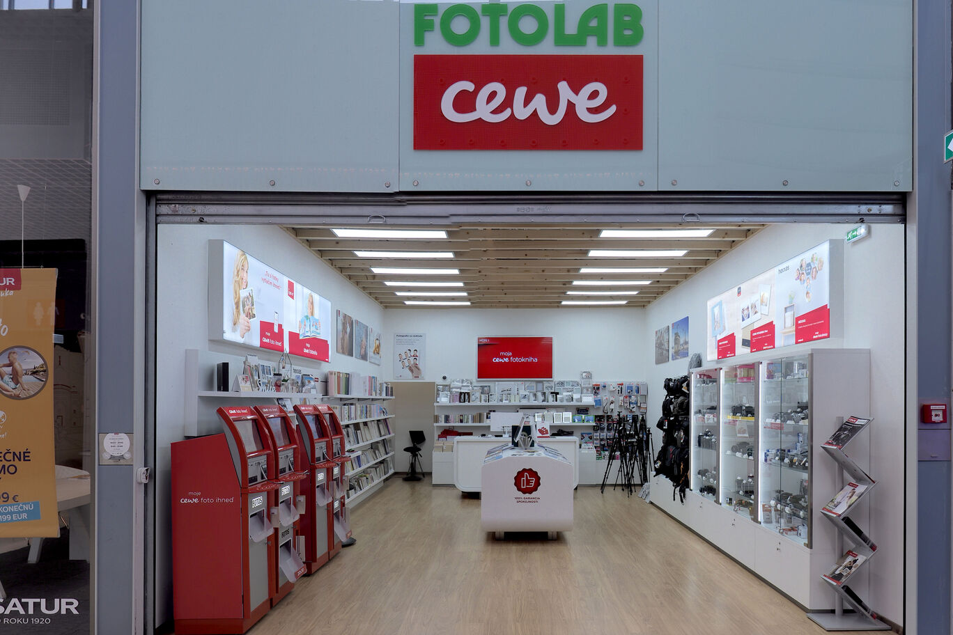 Príjemná predajňa CEWE s modernými fotografiami a darčekmi.