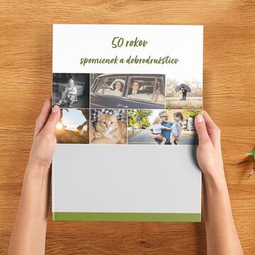Osoba drží fotoknihu so spomienkami v rukách