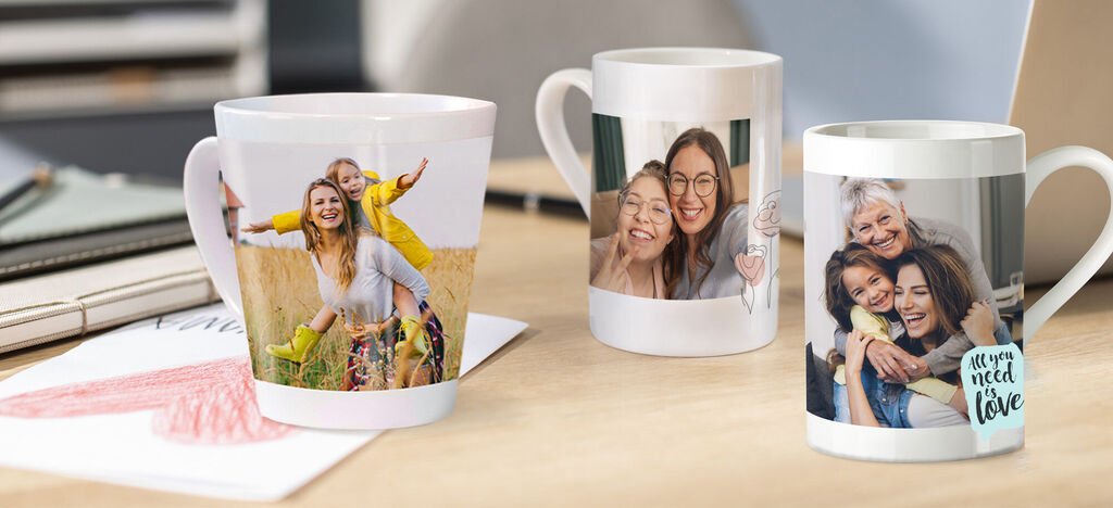 Tri starostlivo zdobené šálky s osobnými fotografiami na stole s poznámkami vedľa nich