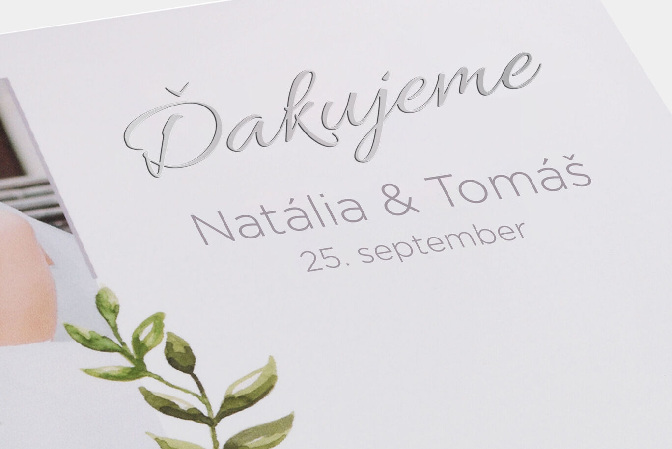 Svadobná pohľadnica s textom „Ďakujeme“ a elegantným dizajnom. Mená Natália a Tomáš a dátum 25. september.
