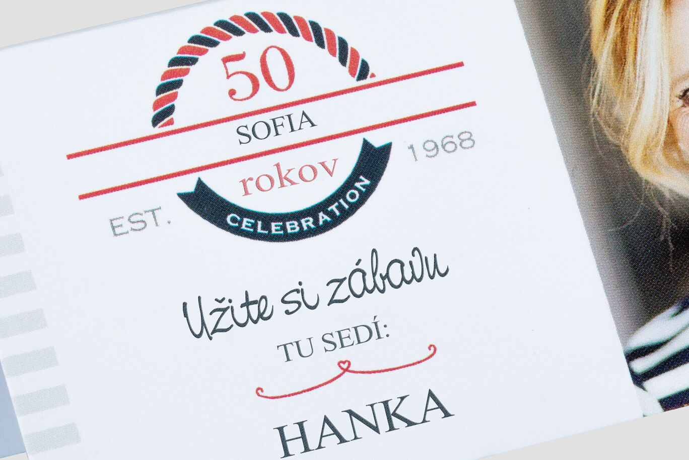 Slávnostné pozvanie na oslavu 50. výročia s dekoratívnym dizajnom a červeno-bielym okrajom.