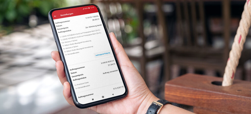 Osoba drží v ruke smartfón s ukážkou aplikácie