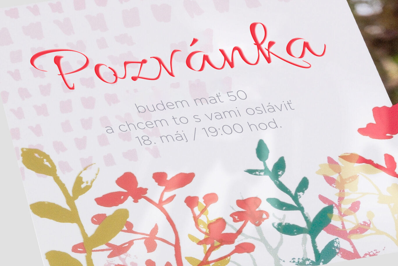 Farebný dizajn pohľadnice s rastlinnými motívmi a červeným nápisom 'Pozvánka'.