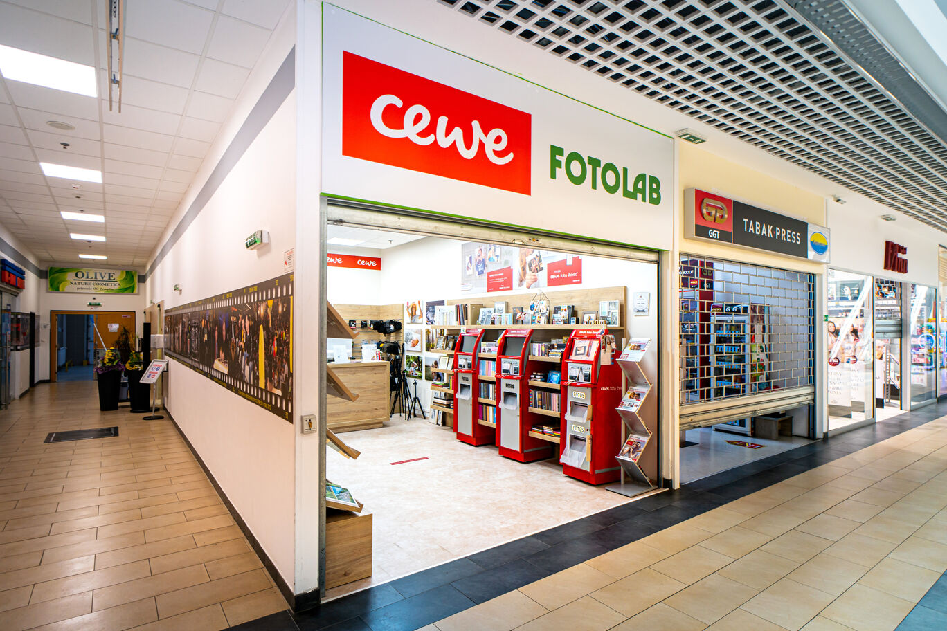 CEWE FOTOLAB s lákavým exteriérom v nákupnom centre.