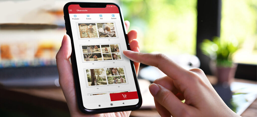 Osoba používa smartfón na prehliadanie a výber fotoalbumov na tvorbu spomienok