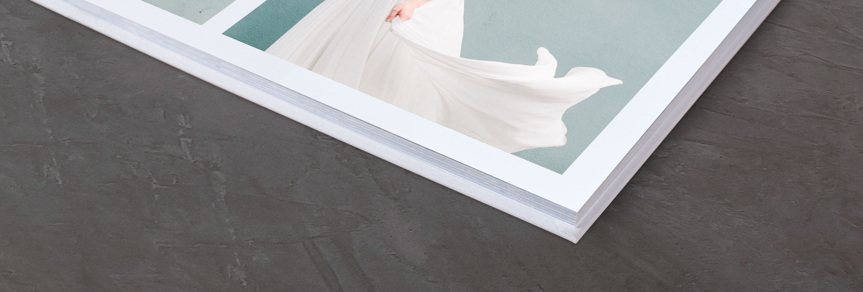Detailný pohľad na CEWE fotoknihu s elegantným obalom.