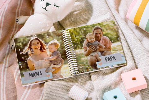 Láskyplné momenty v CEWE fotoknihe mamy a otca s deťmi vonku