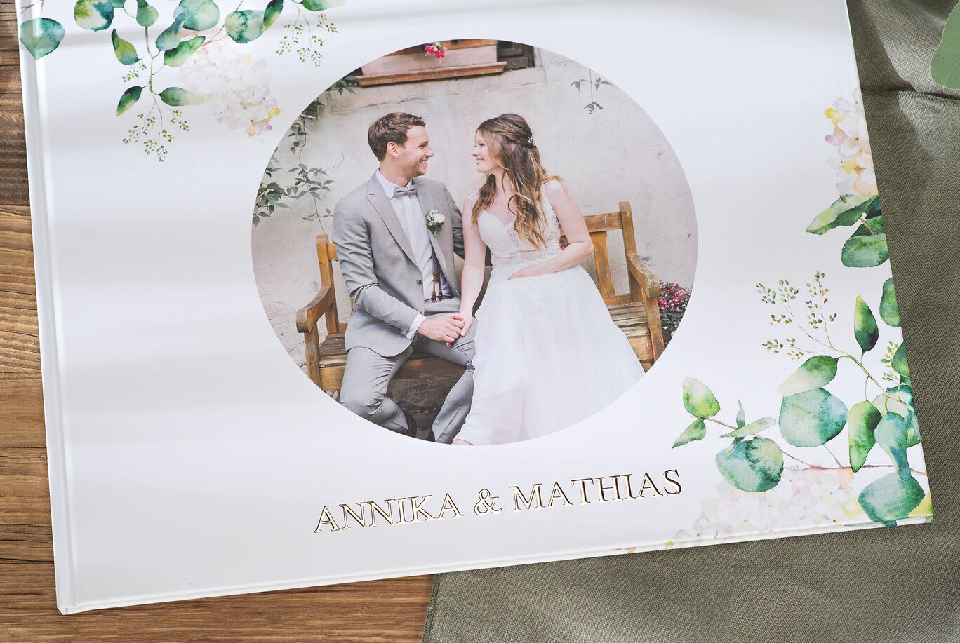 Svadobná fotografia Annika a Matthias v CEWE fotoknihe so vzormi rastlín