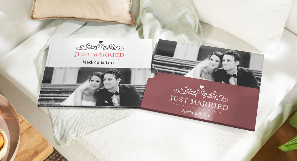 Fotokniha s obalom s názvom 'Just Married' na gauči.